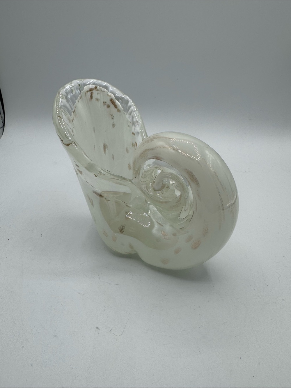 VINTAGE WHITE IRIDESCENT ART GLASS SHELL PAPERWEIGHT/FIGURINE